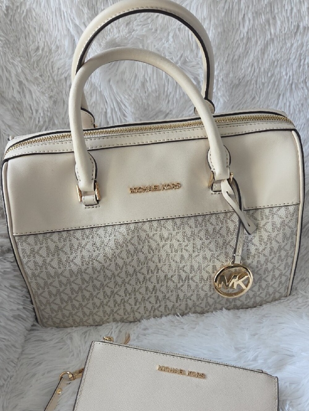Michael Kors Duffle Bag with Matching Wallet/ Wristlet - Picture 2 of 9